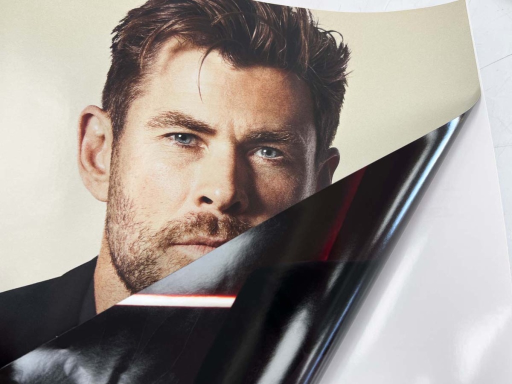 Печать на самоклейке - широкоформатная типография полного цикла