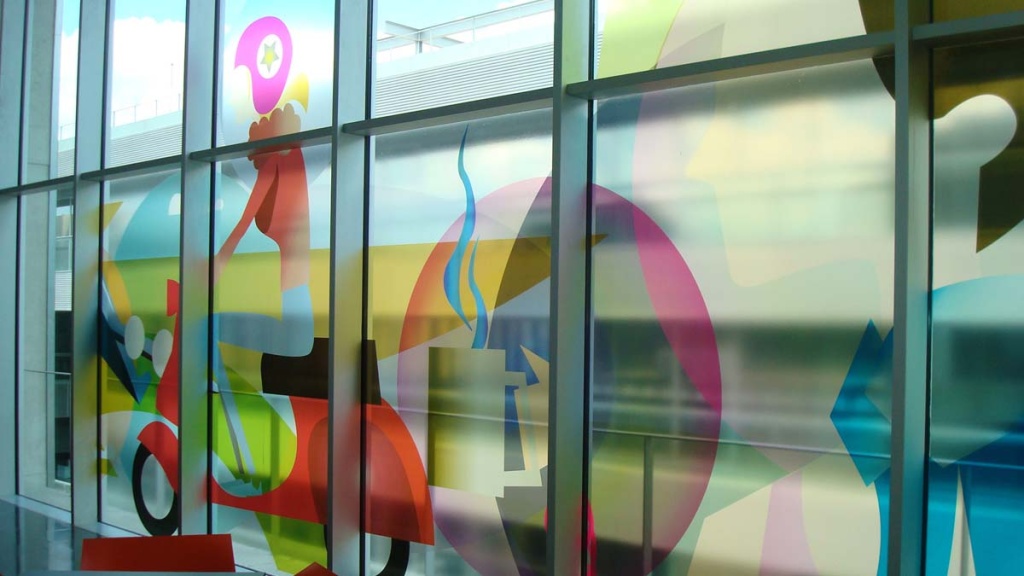 Печать на витражных наклейках в Москве - широкоформатная типография ...